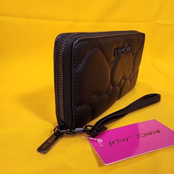 Betsey Johnson Black Quilted Heart Love Wallet Wristlet Zip Around NEW - Picture 3 of 12